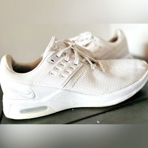 Women’s Nike tennis shoes size 9